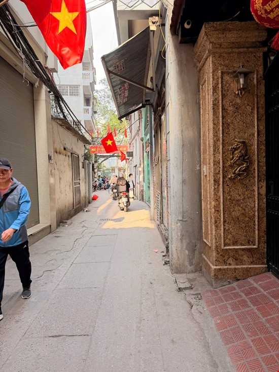 Quan nhân nhà ngay đầu ngõ, 12 tỷ 36m sử dụng 7 tầng thang máy mới kính coong chỉ cần dọn vào ở