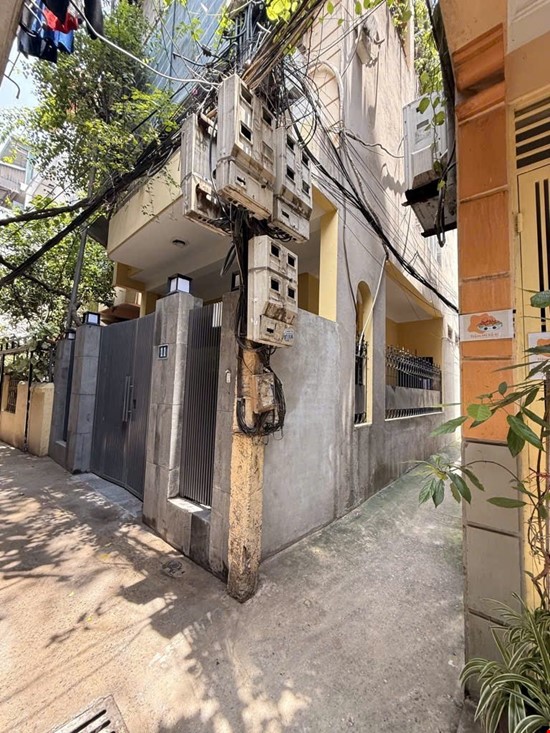 Bán 150M trần khát chân tặng nhà lô góc 100M ra phố hai bà trưng
