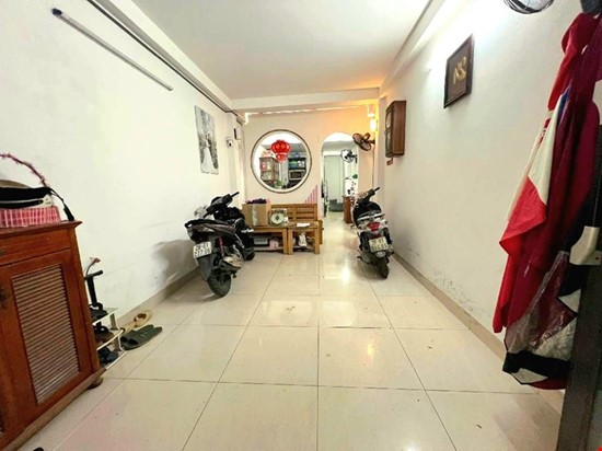 Bán nhà riêng 42m2, 5 tầng, 3PN, 4Wc, ô tô đỗ cửa, giá siêu hời tại Hoàng Quốc Việt, Cầu Giấy, Hà N