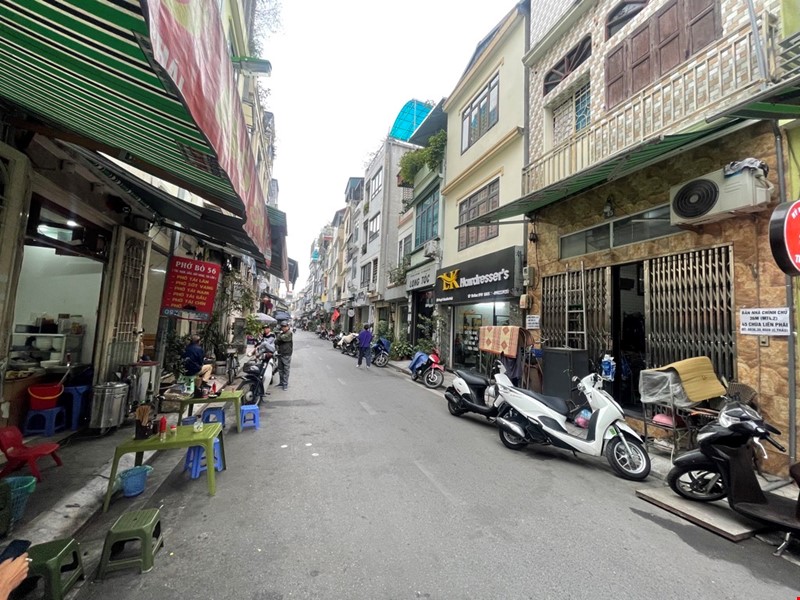 ban-nha-mat-pho-chua-lien-phai-bach-mai-4-tang-dan-xay-o-to-tranh-kinh-doanh-ngay-dem-hai-ba-trung-pr143148