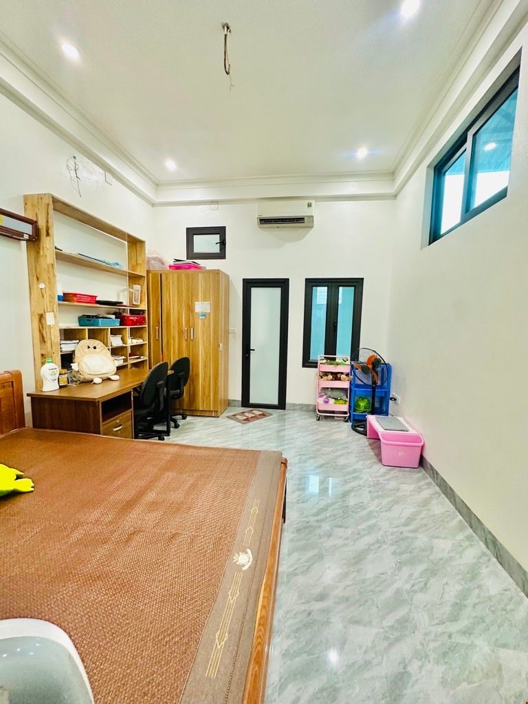 ban-nha-giap-bat-6-tang-thang-may-long-lanh-vf3-do-cua-hoang-mai-pr144305