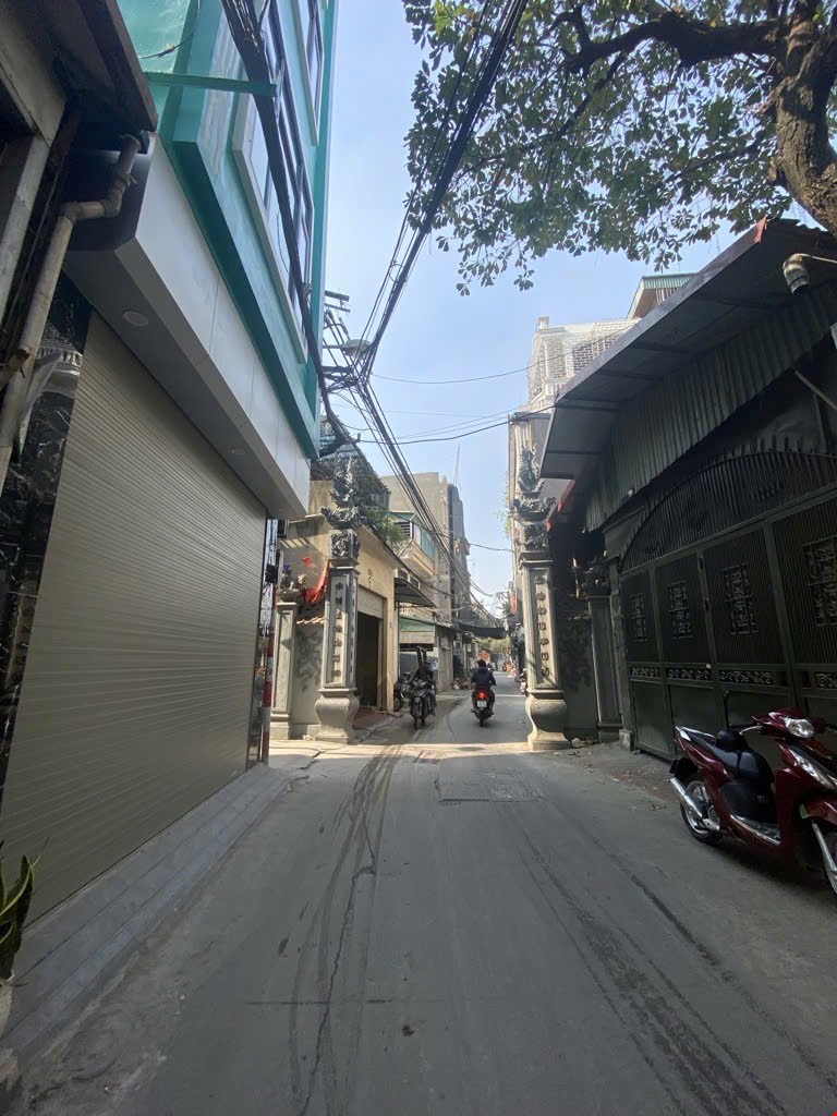 ban-nha-linh-nam-5-tang-dan-xay-lo-goc-o-to-tai-tranh-kinh-doanh-ngay-dem-hoang-mai-pr143133