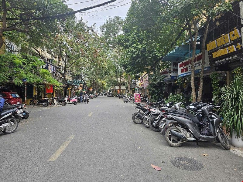 ban-nha-tap-the-mat-pho-nguyen-hien-o-to-tranh-kinh-doanh-ngay-dem-hai-ba-trung-pr143155