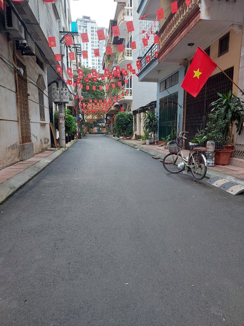 dat-phan-lo--hoang-quoc-viet-keo-dai--o-to-tranh-via-he-lo-goc-pr144256